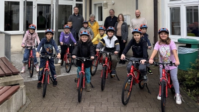 Schülerinnen und Schüler der Förderschule freuten sich über neue Fahrräder und Helme. (Foto: Silke Waldmann)