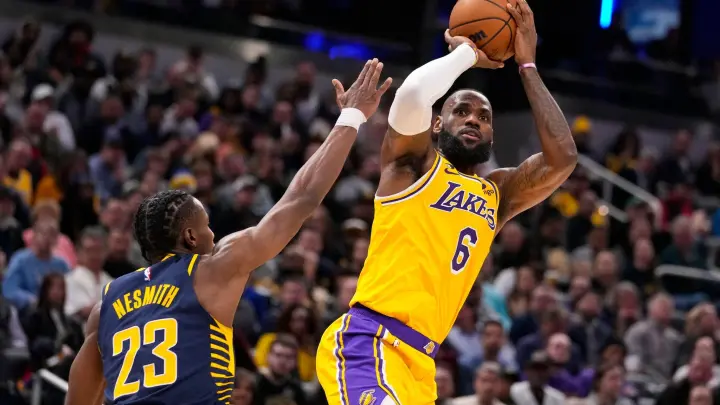 Überragender Lakers-Spieler beim Sieg über die Pacers: LeBron James (r). (Foto: Michael Conroy/AP/dpa)