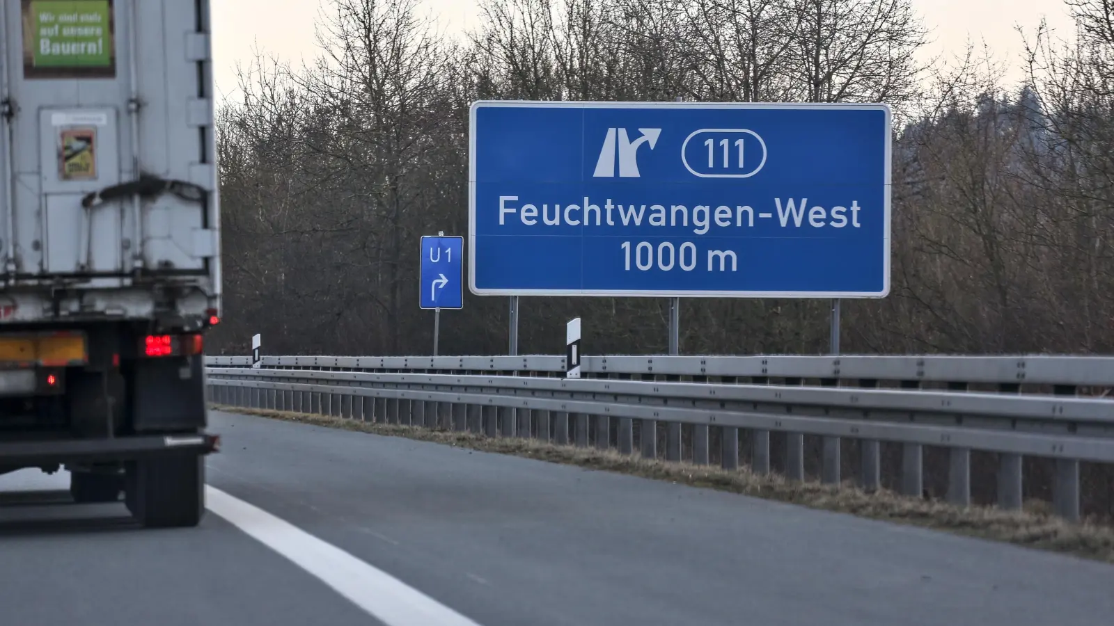 Auf der A7 kam es am Freitag im Raum Feuchtwangen zu mehreren Auffahrunfällen bei Regen. (Symbolbild: Tizian Gerbing)