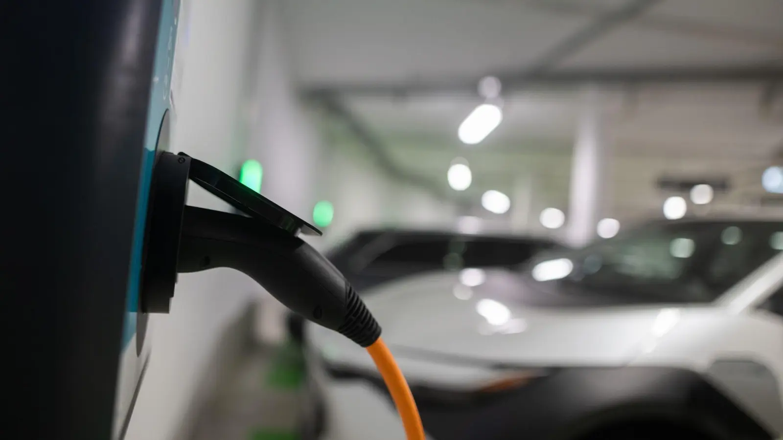 Die Bundesregierung bringt ein neues Förderprogramm für das Laden von E-Autos in Mehrfamilienhäusern an den Start (Foto: Sebastian Gollnow/dpa)