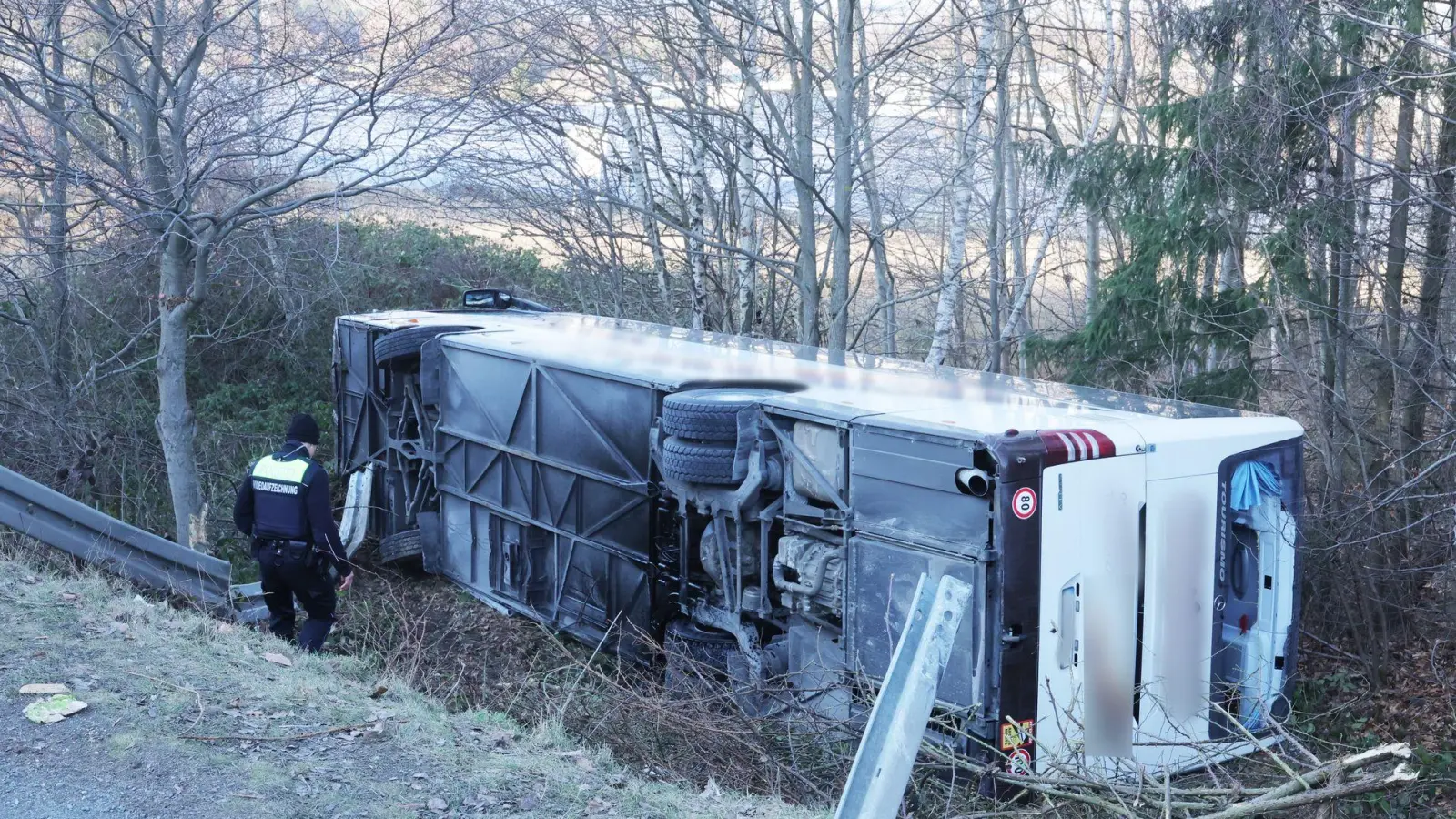 In Thüringen hat es einen Busunfall mit mehreren Verletzten gegeben. (Foto: Bodo Schackow/dpa)