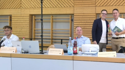 Landrat Marco Meier (links) wurde zum neuen Vorsitzenden des Regionalen Planungsverbands gewählt. Oberbürgermeister Thomas Deffner (Zweiter von links) ist einer seiner weiteren Stellvertreter. Landrat Dr. Christian von Dobschütz (Dritter von links) würdigte die Verdienste des bisherigen Vorsitzenden Dr. Jürgen Ludwig.  (Foto: Thomas Schaller)