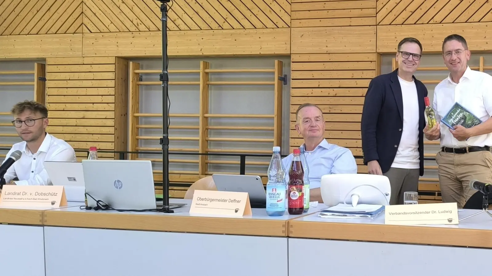 Landrat Marco Meier (links) wurde zum neuen Vorsitzenden des Regionalen Planungsverbands gewählt. Oberbürgermeister Thomas Deffner (Zweiter von links) ist einer seiner weiteren Stellvertreter. Landrat Dr. Christian von Dobschütz (Dritter von links) würdigte die Verdienste des bisherigen Vorsitzenden Dr. Jürgen Ludwig.  (Foto: Thomas Schaller)