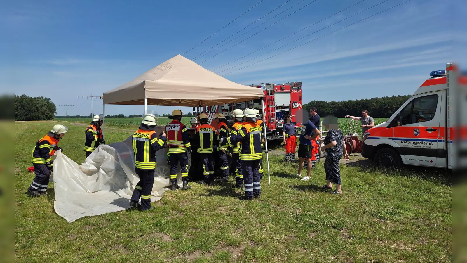 Drei Jungen sitzen bei großer Hitze im Auto und kommen nicht heraus. Die Feuerwehr zerstört schließlich eine Scheibe.   (Foto: Jonas Hermonies/Freiw. Feuerwehren Visselhövede/dpa)