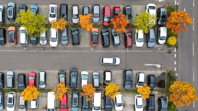 Viele, viele bunte Autos: Jedes ist leicht anders - das gilt auch für die persönlichen Lebensumstände der Halter. Die können sich aber ändern und unter Umständen den Versicherungsschutz günstiger machen. (Foto: Jan Woitas/dpa/dpa-tmn)