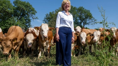 Antje Haberl, Wirtin der Ochsenbraterei und Inhaberin der Haberl Gastronomie, besucht regelmäßig „Ihre” Ochsen  (Foto: Peter Kneffel/dpa)