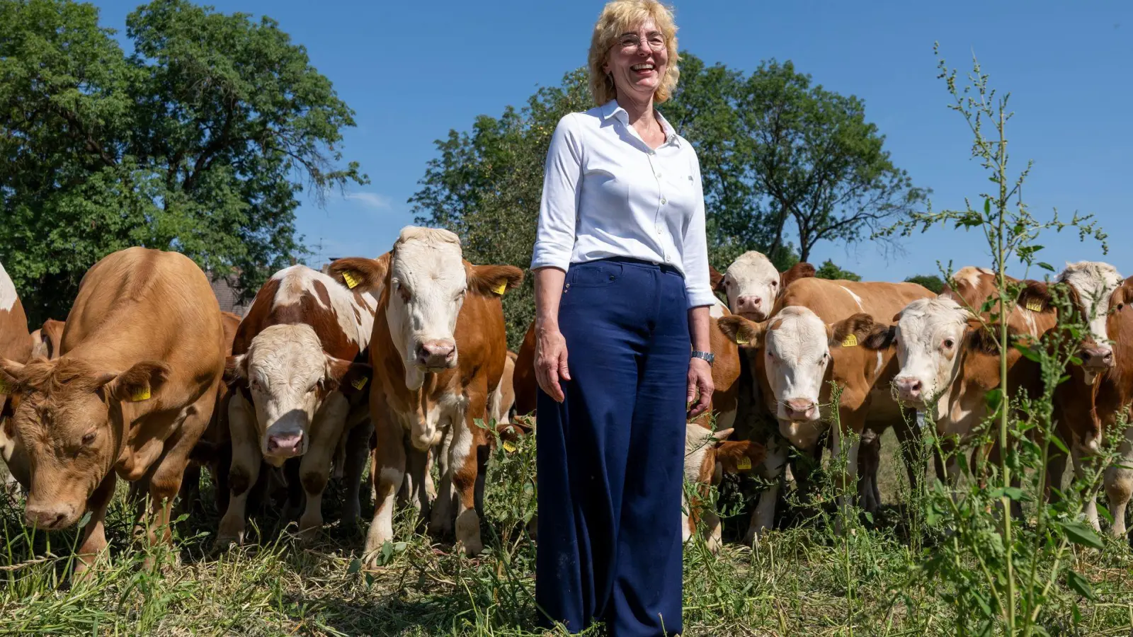 Antje Haberl, Wirtin der Ochsenbraterei und Inhaberin der Haberl Gastronomie, besucht regelmäßig „Ihre” Ochsen  (Foto: Peter Kneffel/dpa)