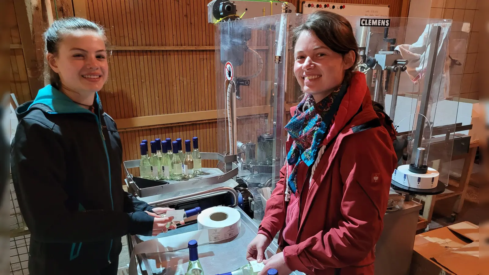 Henrikje Wagner (links) blickte am Girls’Day hinter die Kulissen des Weinguts Heindel und half beim Etikettieren von Flaschen. Julia Haller erklärte ihr, was es bedeutet, als Frau auf einem Weingut zu arbeiten. (Foto: Nina Daebel)