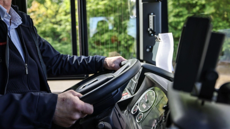 Zwei von fünf Bus- und Straßenbahnfahrerinnen und -fahrern in Deutschland gehen in den nächsten 10 bis 15 Jahren in Rente. (Archivbild) (Foto: Oliver Berg/dpa)