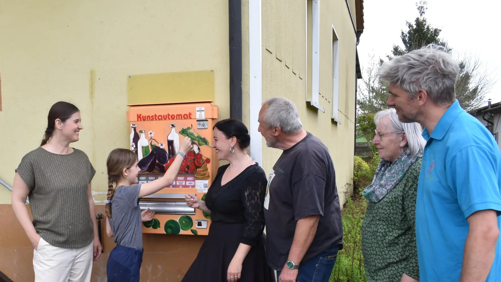 Bei der Einweihung des Objektes zog Olivia Otto (Zweite von links) von den „Renetten“ im Beisein ihrer Mutter, Gästen sowie des Vereinsvorsitzenden Reiner Schöbel (rechts) und Nancy Müller (Zweite von rechts) die erste „Wundertüte“. (Foto: Erich Herrmann)