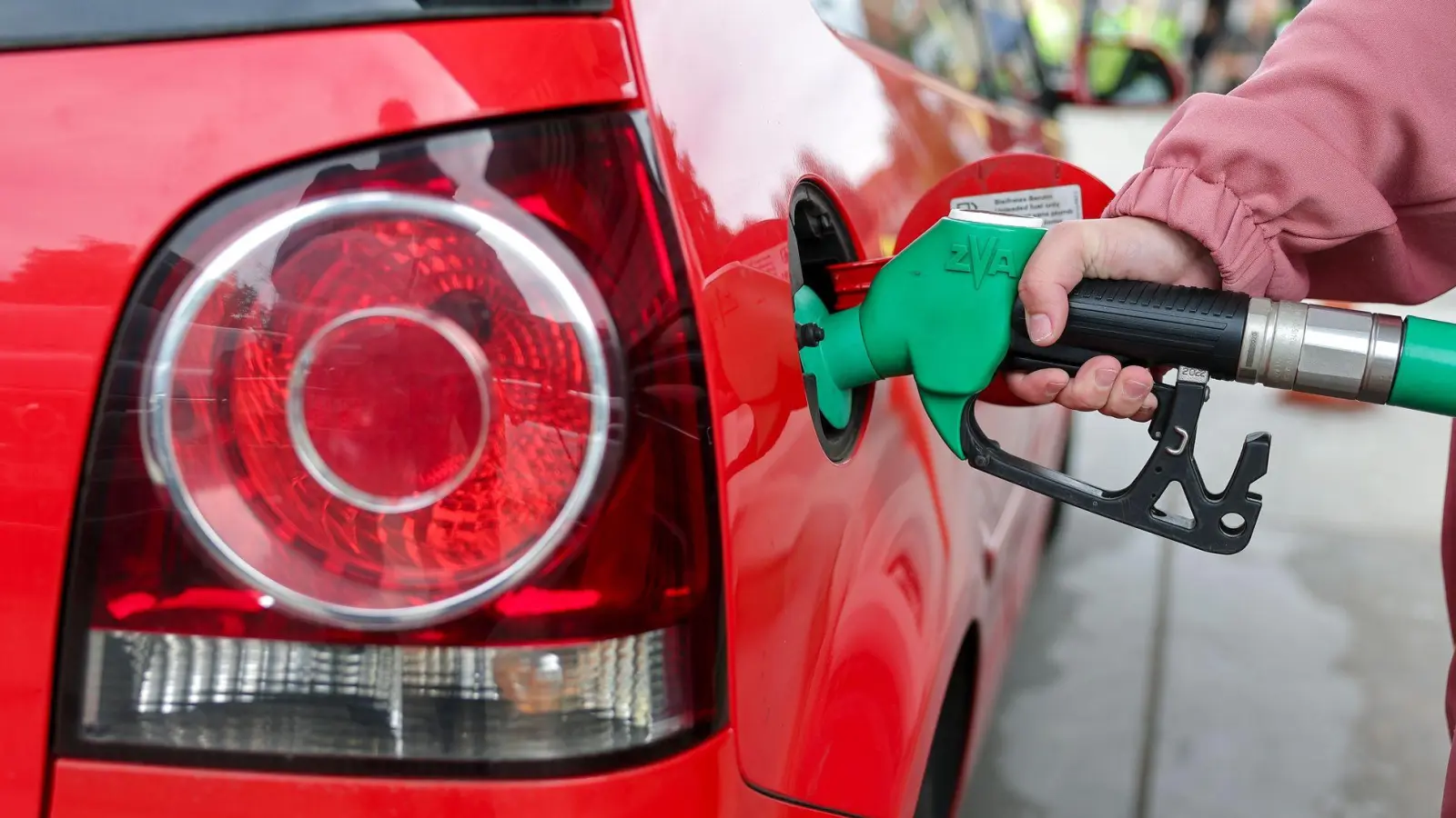 Autofahrer sollen vom Tankrabatt profitieren. (Symbolbild) (Foto: Jan Woitas/dpa)