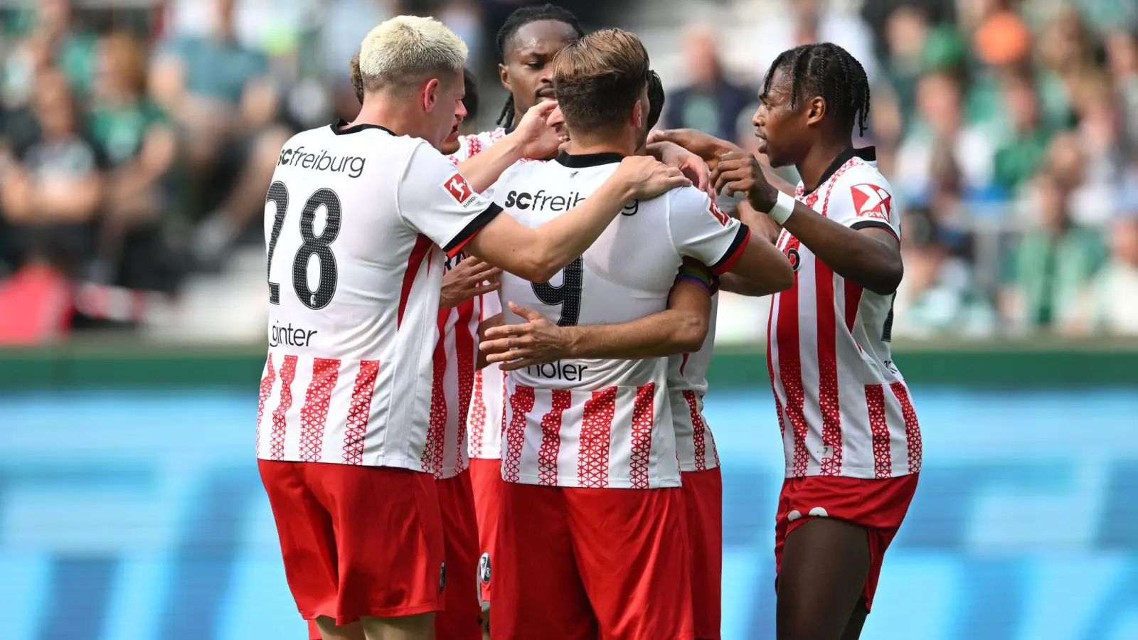 Jubel beim SC Freiburg: In Bremen gelang den Bremern der zweite Saisonsieg. (Foto: Carmen Jaspersen/dpa)