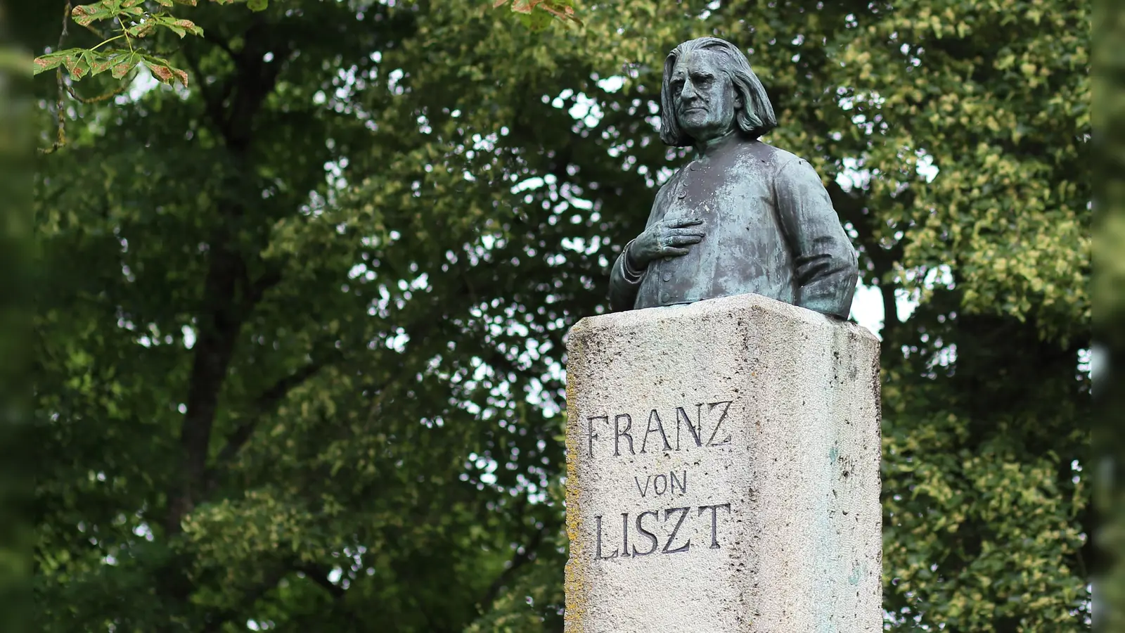 Das erste Liszt-Denkmal der Welt steht in Schillingsfürst. Geschaffen hat die Bronzebüste der Bilderhauer Moses Jacob Ezekiel.  (Foto: Thomas Wirth)