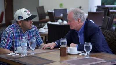 Während des juristischen Tauziehens reiste unter anderem auch der demokratische Senator Chris Van Hollen nach El Salvador, um sich mit Abrego Garcia zu treffen. (Archivbild) (Foto: Uncredited/Press Office Senator Van Hollen/AP/dpa)