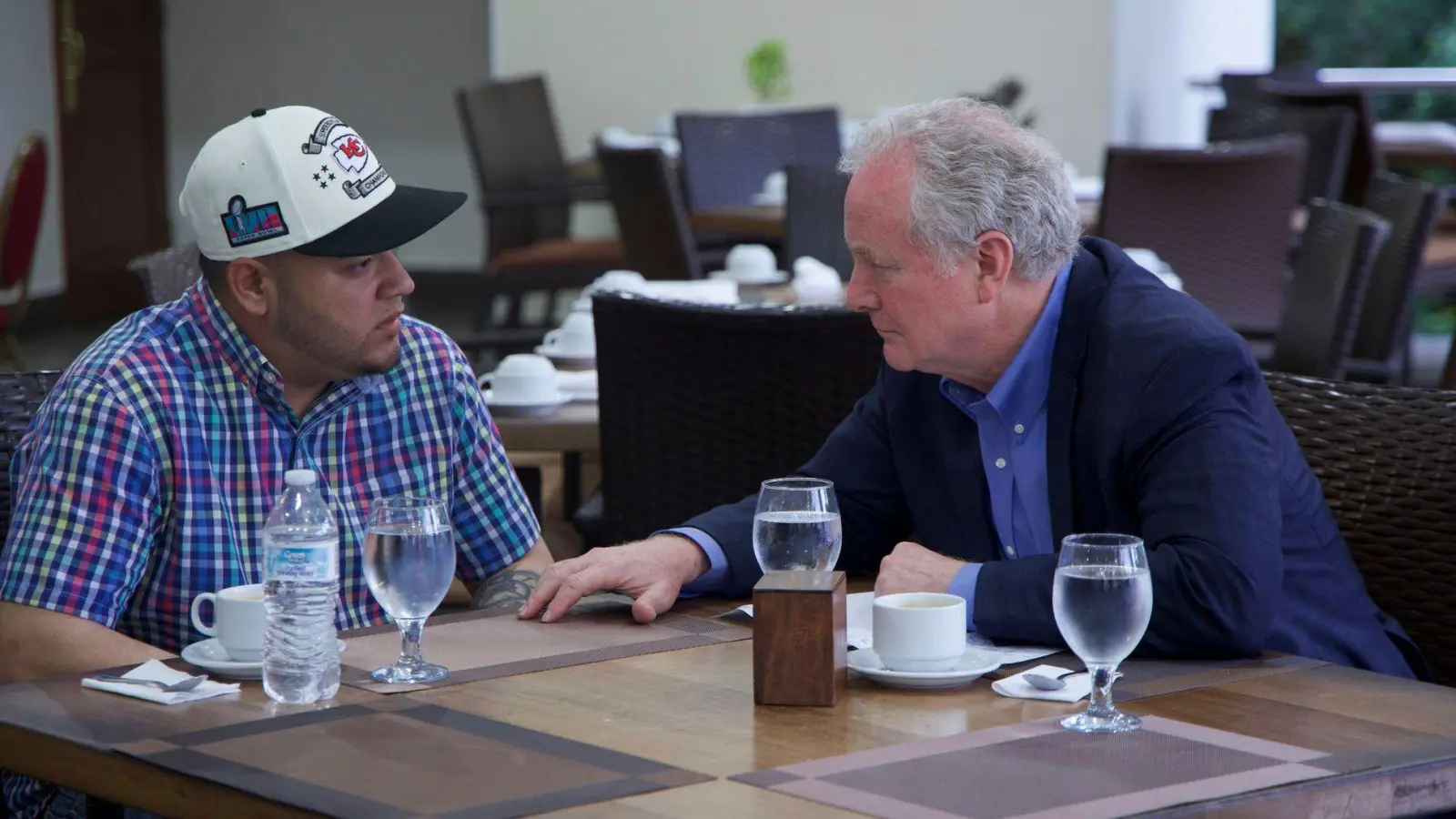 Während des juristischen Tauziehens reiste unter anderem auch der demokratische Senator Chris Van Hollen nach El Salvador, um sich mit Abrego Garcia zu treffen. (Archivbild) (Foto: Uncredited/Press Office Senator Van Hollen/AP/dpa)
