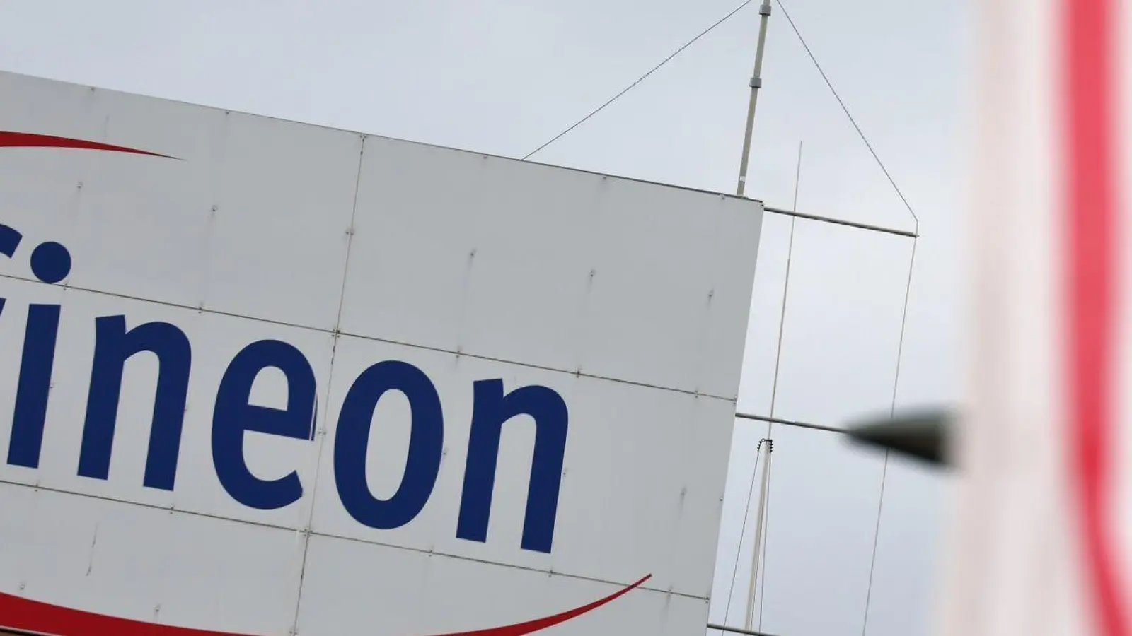 Das Logo von Infineon ist am Firmensitz zu sehen. (Foto: Karl-Josef Hildenbrand/dpa)