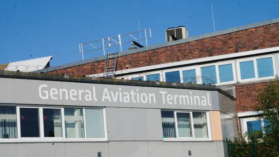 General Aviation Terminal steht in großen Lettern auf dem General Aviation Center am Flughafen Berlin Brandenburg BER. (Foto: Annette Riedl/dpa)
