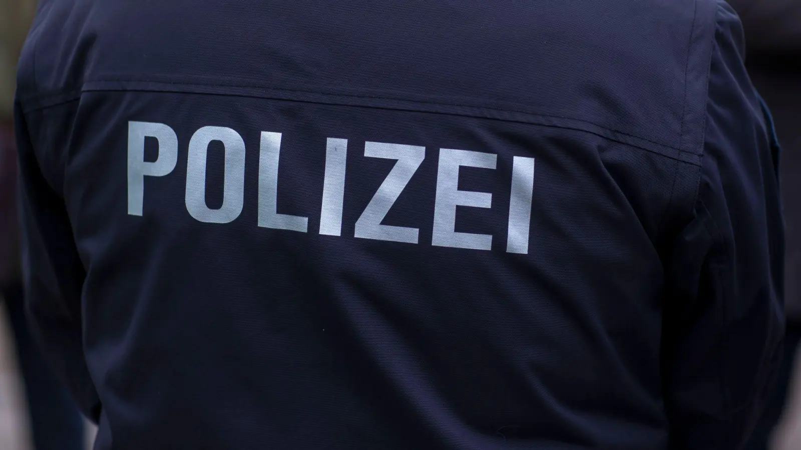 Die Polizei ermittelte die zwei Fahrer. Der eine ist 20, der andere 21 Jahre alt.  (Symbolbild: Jens Büttner/zb/dpa/Symbolbild)