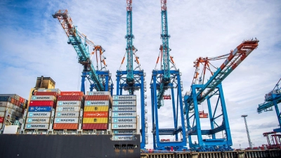 Ein Schiff liegt im Containerhafen Bremerhaven. Die deutsche Wirtschaft schwächelt. (Foto: Sina Schuldt/dpa)