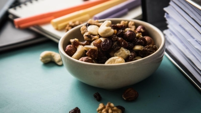 Studentenfutter ist als Snack beliebt: Doch Mineralölbestandteile können über Maschinen, Verpackungen oder Transport in die Nussmischungen gelangen. (Foto: Christin Klose/dpa-tmn)