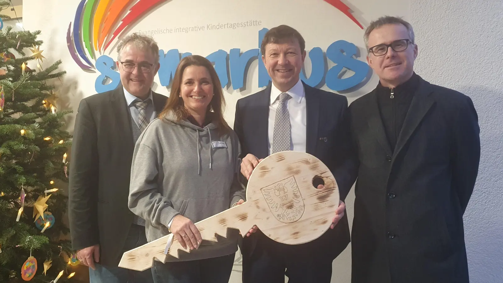 Freuen sich über den Neubau am Holzmarkt (von links): Jörg Dittmar, Carmen Fiedler, Jürgen Heckel und Johannes Zintz samt symbolischem Schlüssel. (Foto: Anna Franck)