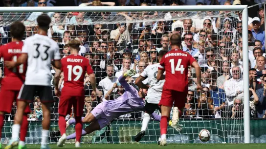 Fulhams Aleksandar Mitrovic (2.v.r) schießt das 2:1 gegen den FC Liverpool (Foto: Ian Walton/AP/dpa)
