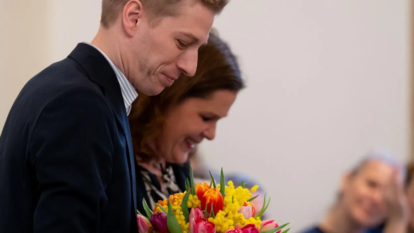 Der neu gewählte Oberbürgermeister bekam Glückwünsche und Blumen.  (Foto: Sven Hoppe/dpa)