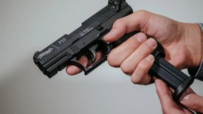 Ein 44-Jähriger versuchte am Dienstagabend vergebens mit einer Schreckschusswaffe in Ansbach Schulden einzutreiben.  (Symbolbild: Oliver Killig/dpa-Zentralbild)
