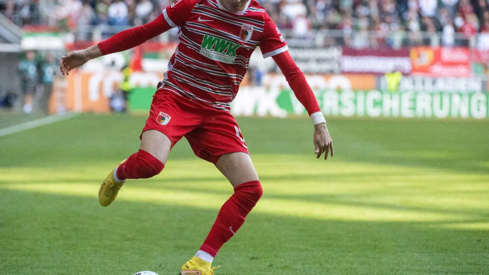 Augsburgs Ruben Vargas spielt den Ball. (Foto: Stefan Puchner/Deutsche Presse-Agentur GmbH/dpa/Archivbild)