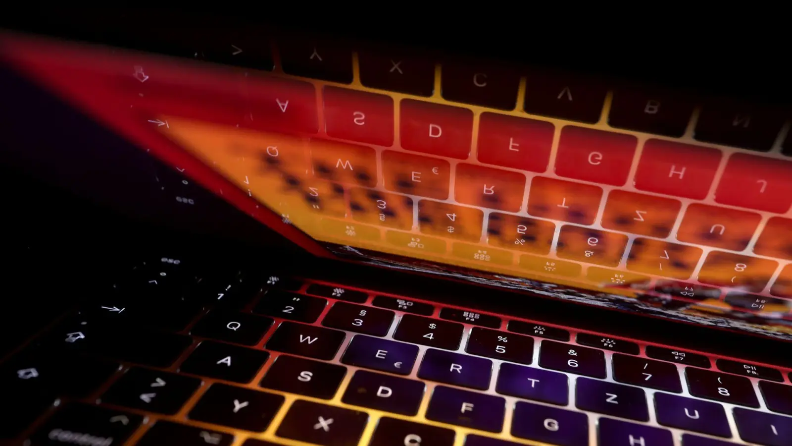 Die Bande soll auch die Infrastruktur für die illegalen Online-Angebote bereitgestellt haben. (Symbolbild) (Foto: Karl-Josef Hildenbrand/dpa)