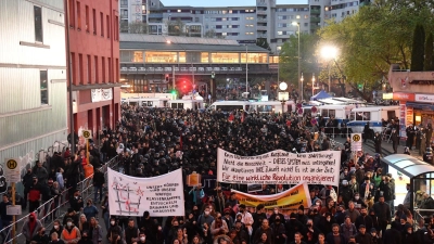 Teilnehmer der „Revolutionären 1. Mai-Demonstration“ ziehen durch Kreuzberg am Kottbusser Tor vorbei. (Foto: Paul Zinken/dpa)