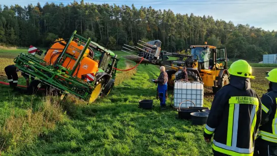 Bei Unterrimbach ist ein Traktor umgekippt. Dabei drohten etwa 1200 Liter stark verdünntes Pflanzenvernichtungsmittel auszulaufen. (Foto: Rainer Weiskirchen)