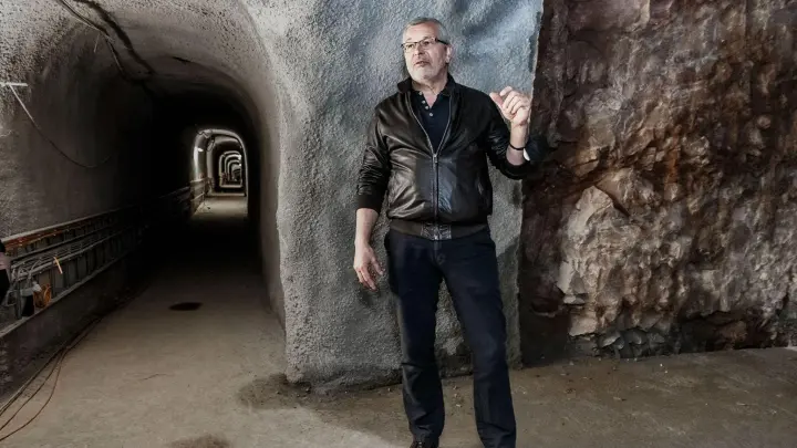 Jörg Andres ist Direktor des Museums Helgoland. Er steht in einem alten Bunkerstollen, der zur Zeit renoviert wird. (Foto: Markus Scholz/dpa)