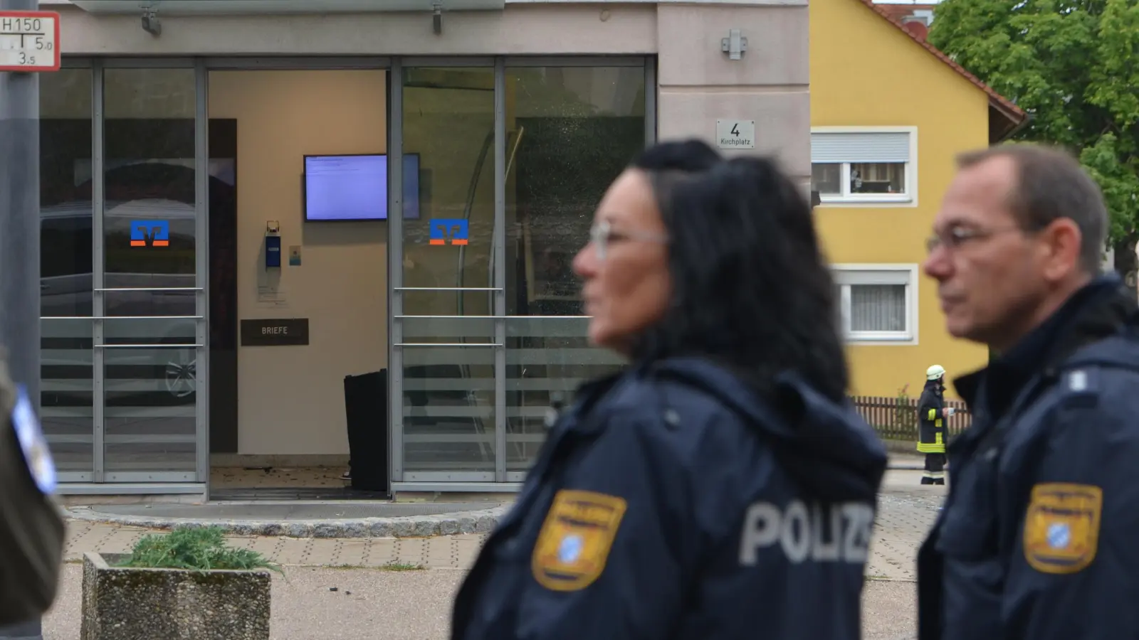 Unbekannte Täter sprengten am Mittwochmorgen einen Geldautomaten der VR-Bank in Aurach. (Foto: Johannes Hirschlach)