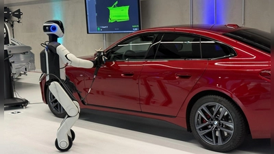 Ein Roboter wie ihn BMW in Leipzig einsetzt.  (Foto: Christof Rührmair/dpa)