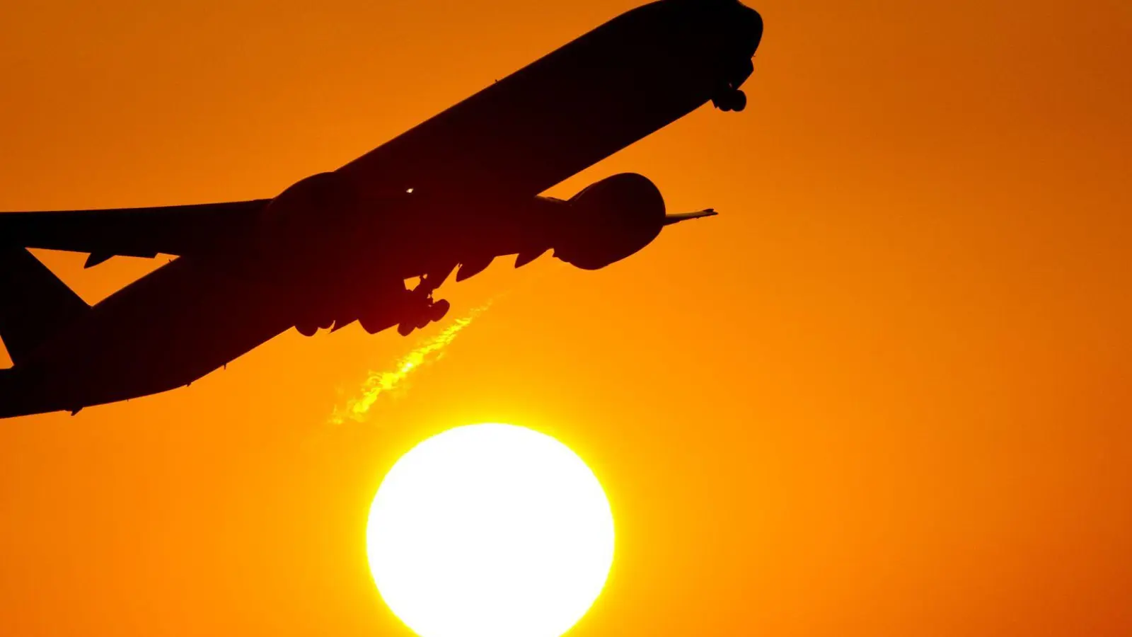Ab in die Ferne, aber bitte möglichst günstig: So dürften es sich die meisten Studenten für ihre Reisen wünschen. (Foto: Daniel Reinhardt/dpa/dpa-tmn)