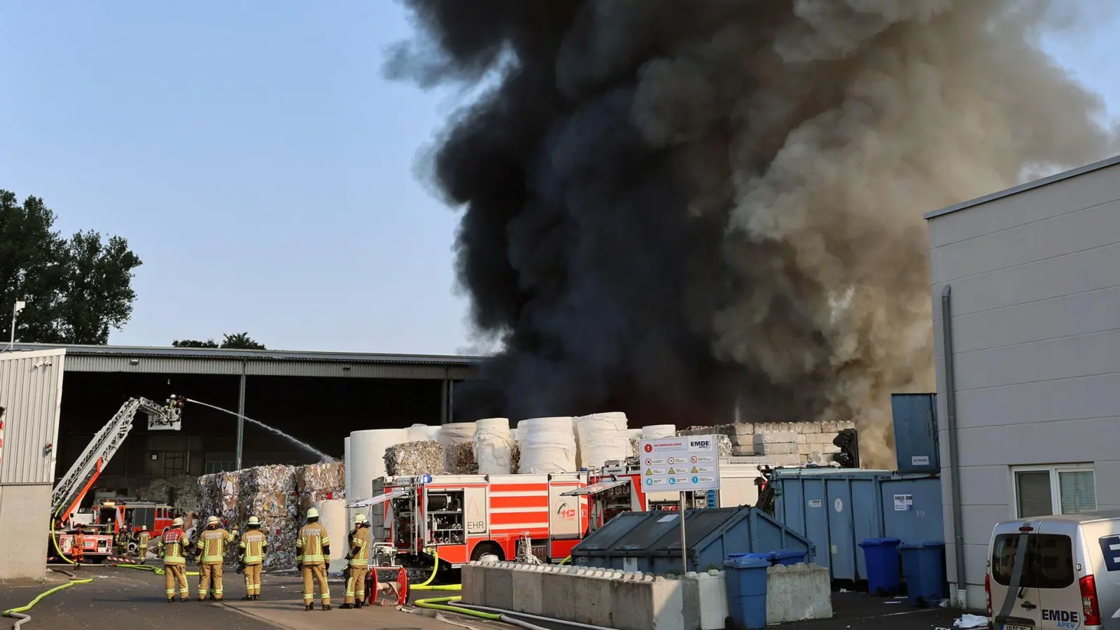 Die Rauchsäule über dem Firmengelände war weithin zu sehen. (Foto: Ralf Hettler/dpa)