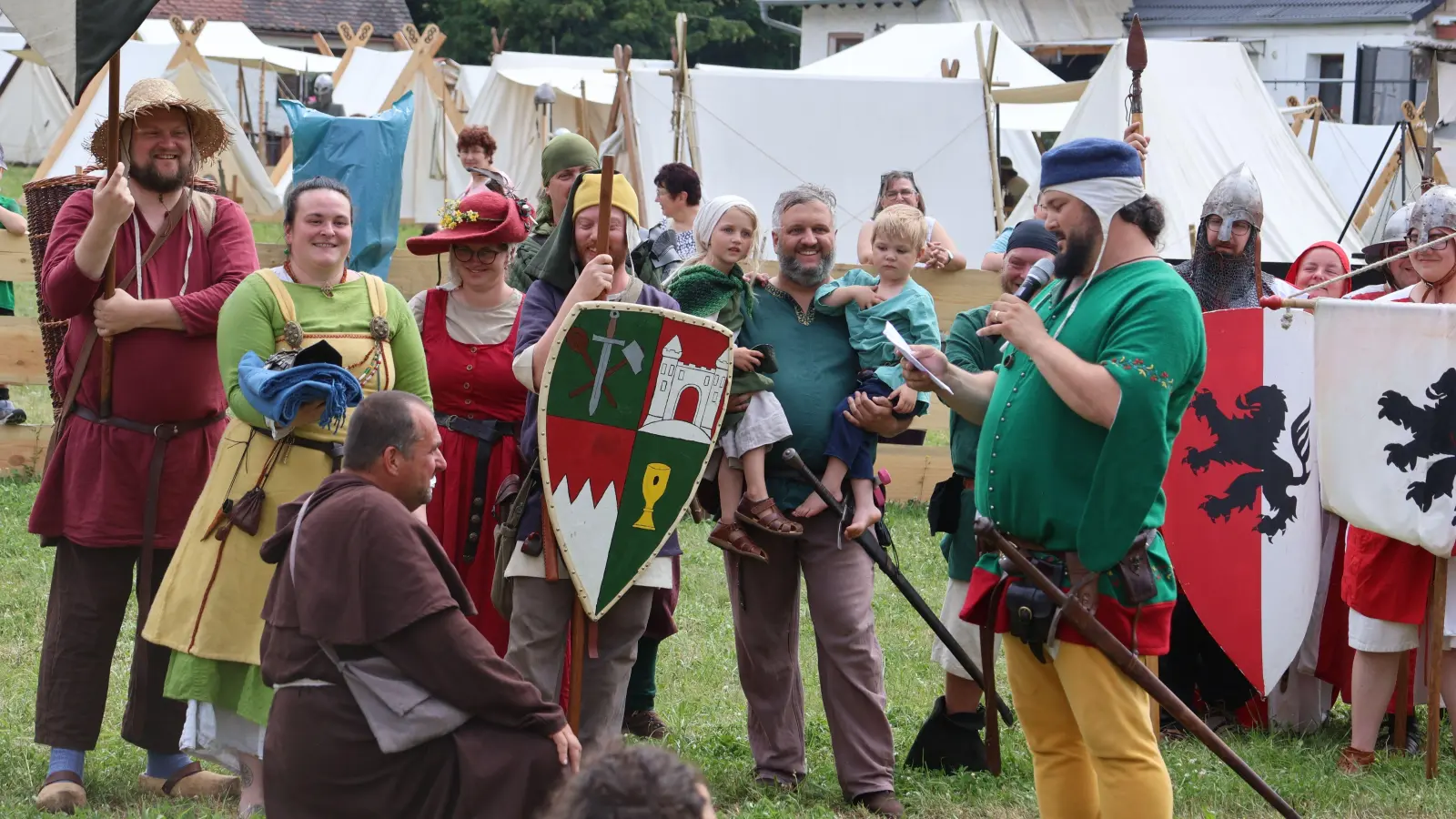 Der Vorsitzende der Keuperfelser Ritterschaft, Oliver Herold (mit Mikrofon), ernennt den Organisator und Ehrenhalber-Ritter Jürgen Ebert (kniend), zum Schutzherrn des Rimbachgrunds. (Foto: Andreas Reum)