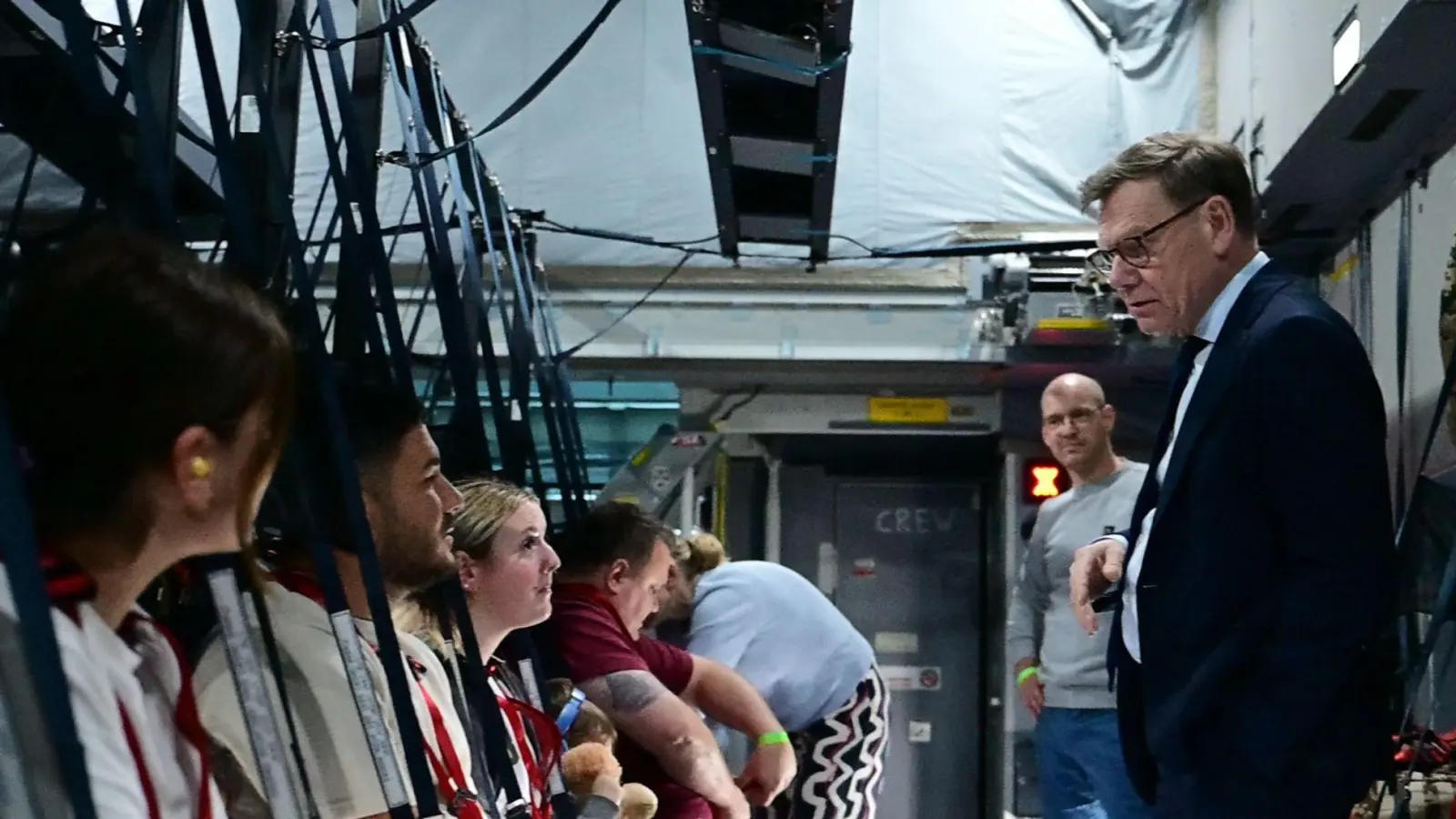 Auch Außenminister Wadephul nahm gestrandete Deutsche bei seiner Reise in den Nahen Osten in seinem Flugzeug mit.  (Foto: Sebastian Christoph Gollnow/dpa)