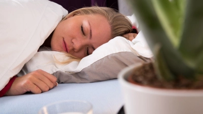 Ausreichend und erholsam schlafen – ein Schlüssel für psychisches Wohlbefinden. (Foto: Christin Klose/dpa-tmn)