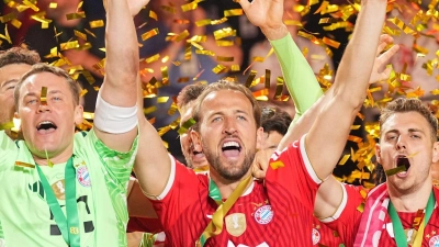 Der FC Bayern hofft mit Kapitän Manuel Neuer (l) und Torjäger Harry Kane (r) auf eine Wiederholung ihres DFB-Pokal-Erfolgs. (Archivbild) (Foto: Michael Kappeler/dpa)