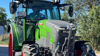 Hermann Zeller hat eine Woche lang einen E-Traktor auf seinem Hof in Ipsheim getestet. (Foto: Tanja Zeller)
