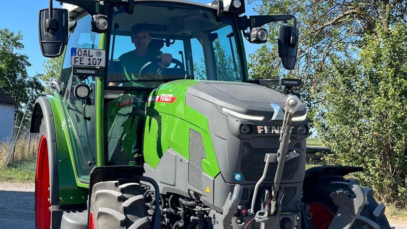 Hermann Zeller hat eine Woche lang einen E-Traktor auf seinem Hof in Ipsheim getestet. (Foto: Tanja Zeller)