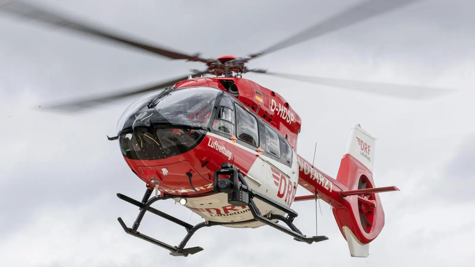 Mit einem Rettungshubschrauber kam die Frau in ein Krankenhaus. (Symbolbild) (Foto: Daniel Karmann/dpa)