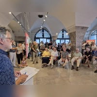 Hans-Gustaf Weltzer bei der Vernissage seiner Ausstellung „Dummleitung” im vollen Fleischhaus. Die Werke sind donnerstags bis sonntags bis zum 26. Juli zu sehen.  (Foto: Margit Schwandt)