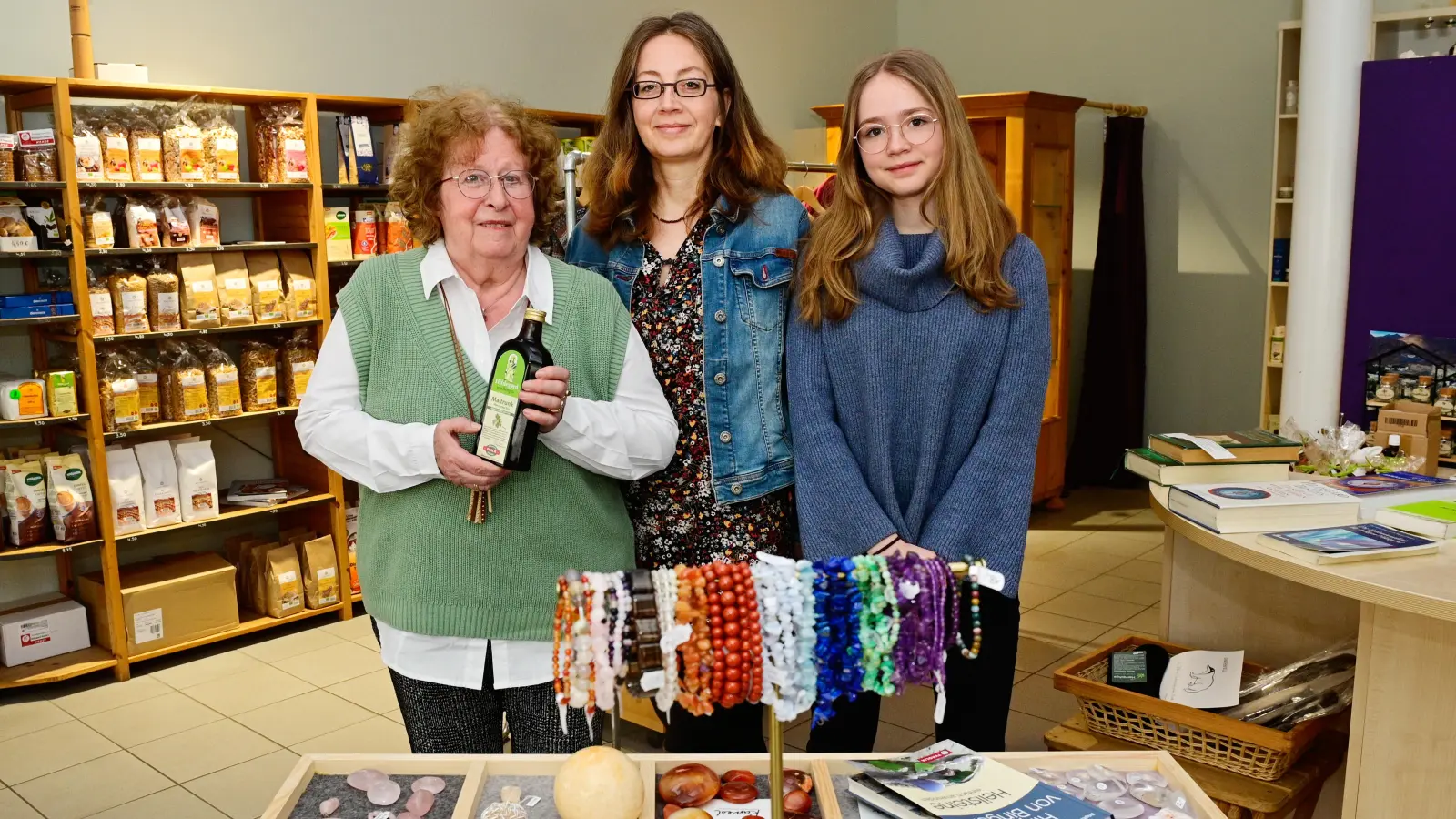 Christine Schilhabel (links) hat den Hildegard-Laden vor 25 Jahren gegründet. Michaela Erben del Gaizo – hier mit Tochter Paolina – übernahm das Geschäft Anfang des Jahres. (Foto: Jim Albright)
