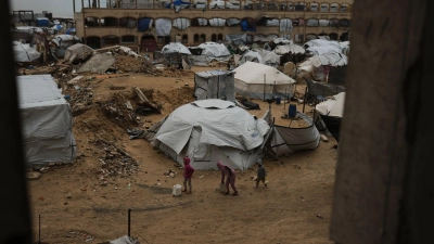 Im Gazastreifen leben viele Menschen trotz Waffenruhe weiterhin unter katastrophalen Bedingungen - nun kündigen die USA an, dass die Umsetzung des Gaza-Friedensplans in die nächste Phase geht.  (Foto: Jehad Alshrafi/AP/dpa)