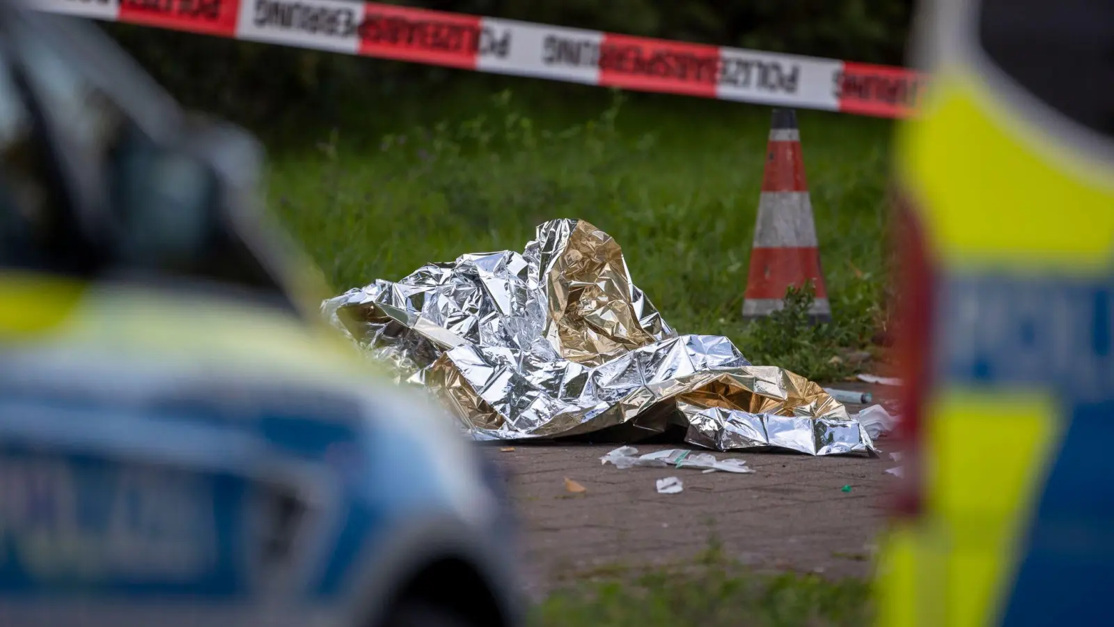 Wärmefolie liegt an dem Ort in Dormagen, an dem die Polizei einen den mutmaßlichen Täter mit Schussverletzung aufgefunden hatte. (Foto: Christoph Reichwein/dpa)