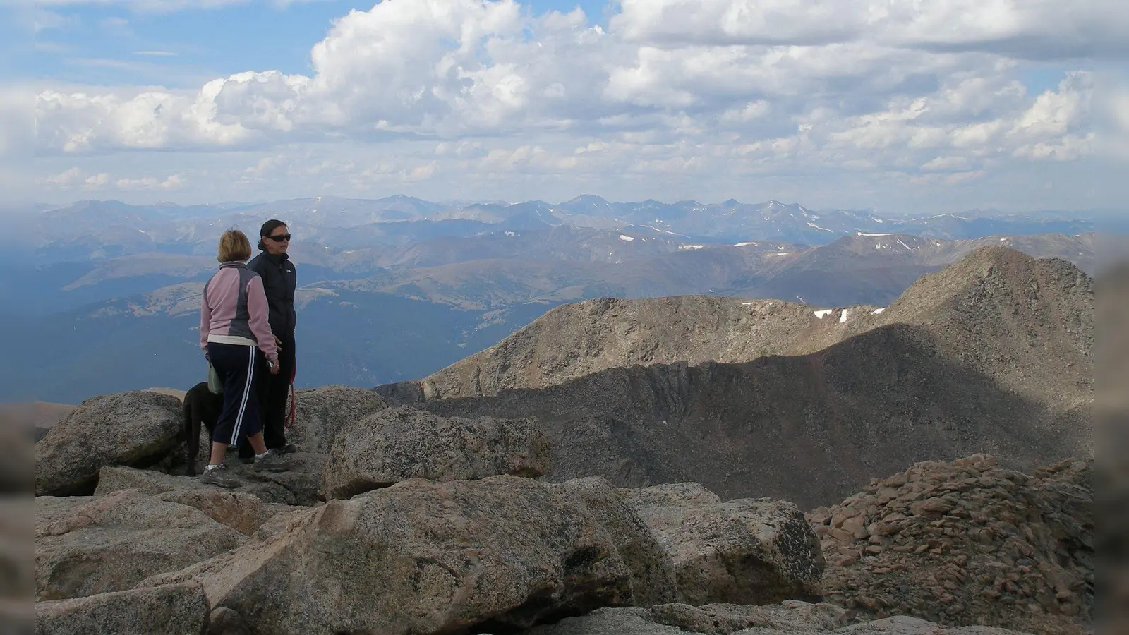 Dünne Luft hier oben: Der Gipfel des Mount Blue Sky liegt auf 4.348 Meter - die Straße dorthin endet nur knapp darunter. (Foto: Sally Pearce/CDOT/dpa-tmn)