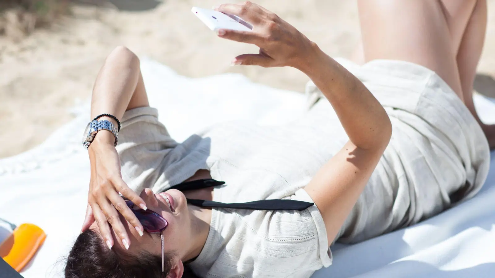 Hot out there: Damit das Smartphone bei Hitze keinen Schaden nimmt, legt man es besser in den Schatten. (Foto: Christin Klose/dpa-tmn)